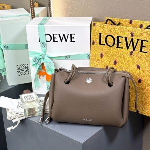 ロエベ マドリード バッグ 値段