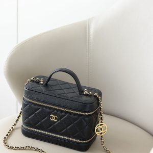 CHANEL 化粧ポーチ 値段