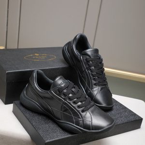 プラダ スニーカー 値段