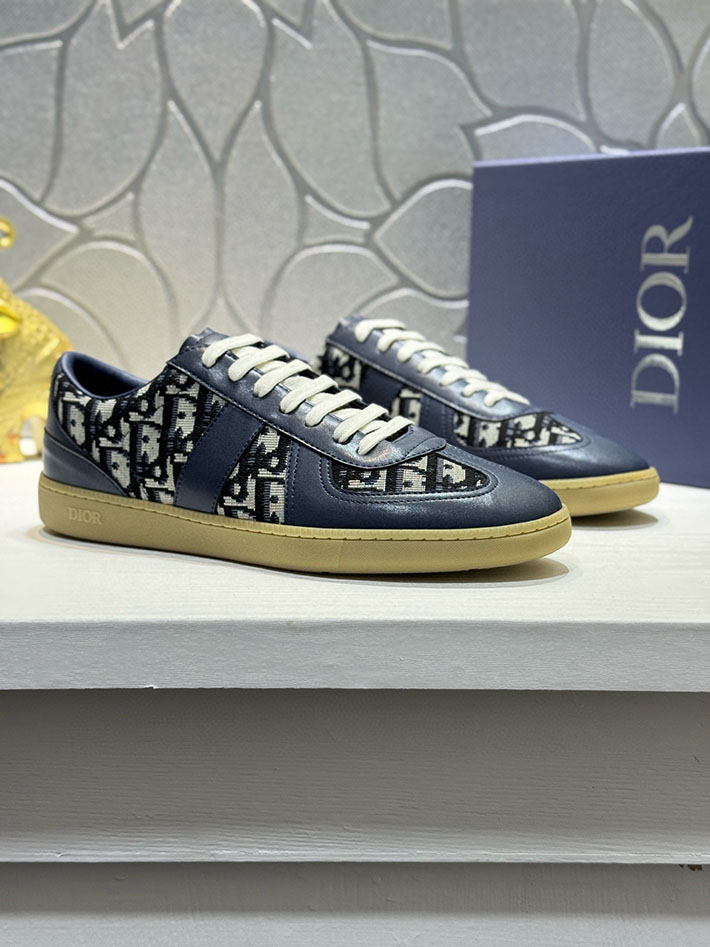 人気 スニーカー メンズ ブランド