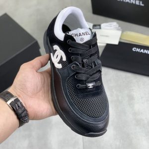 スニーカー 芸能人 インスタ