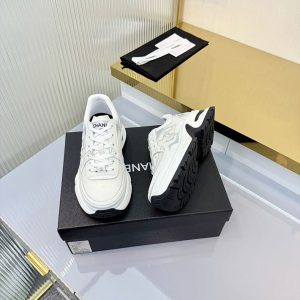 芸能人 愛用スニーカー レディース