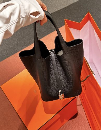 バケットバッグ 流行り いつまで HERMES ピコタンロック 18 PM 黒 ブラック トリヨンクレマンス シルバー金具 2627731 エルメス 新作バッグ photo review