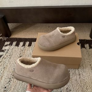 UGG 冬サンダル