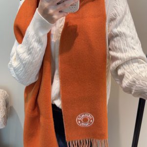 エルメス マフラー コーデ