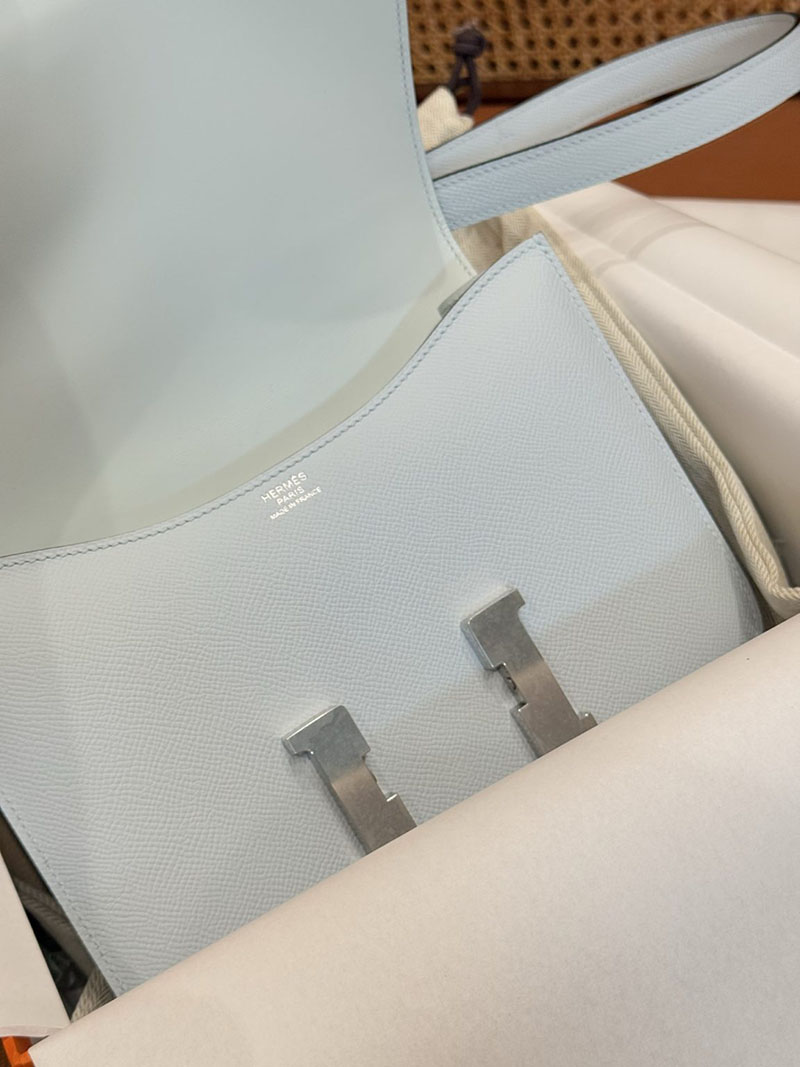 斜めがけバッグ レディース おしゃれ HERMES コンスタンス 24 ミロワール ブルーブリュム ヴォーエプソン シルバー金具 2627533 エルメス専門店 - 画像 (5)