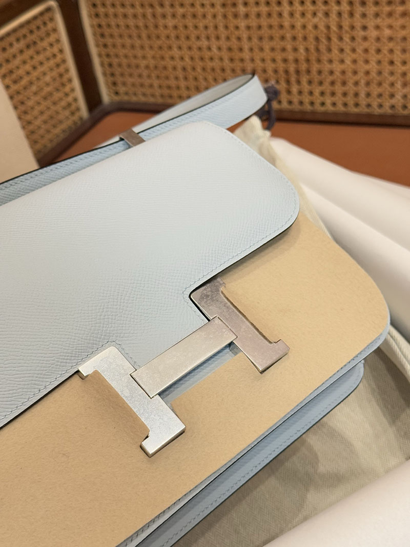 斜めがけバッグ レディース おしゃれ HERMES コンスタンス 24 ミロワール ブルーブリュム ヴォーエプソン シルバー金具 2627533 エルメス専門店 - 画像 (10)