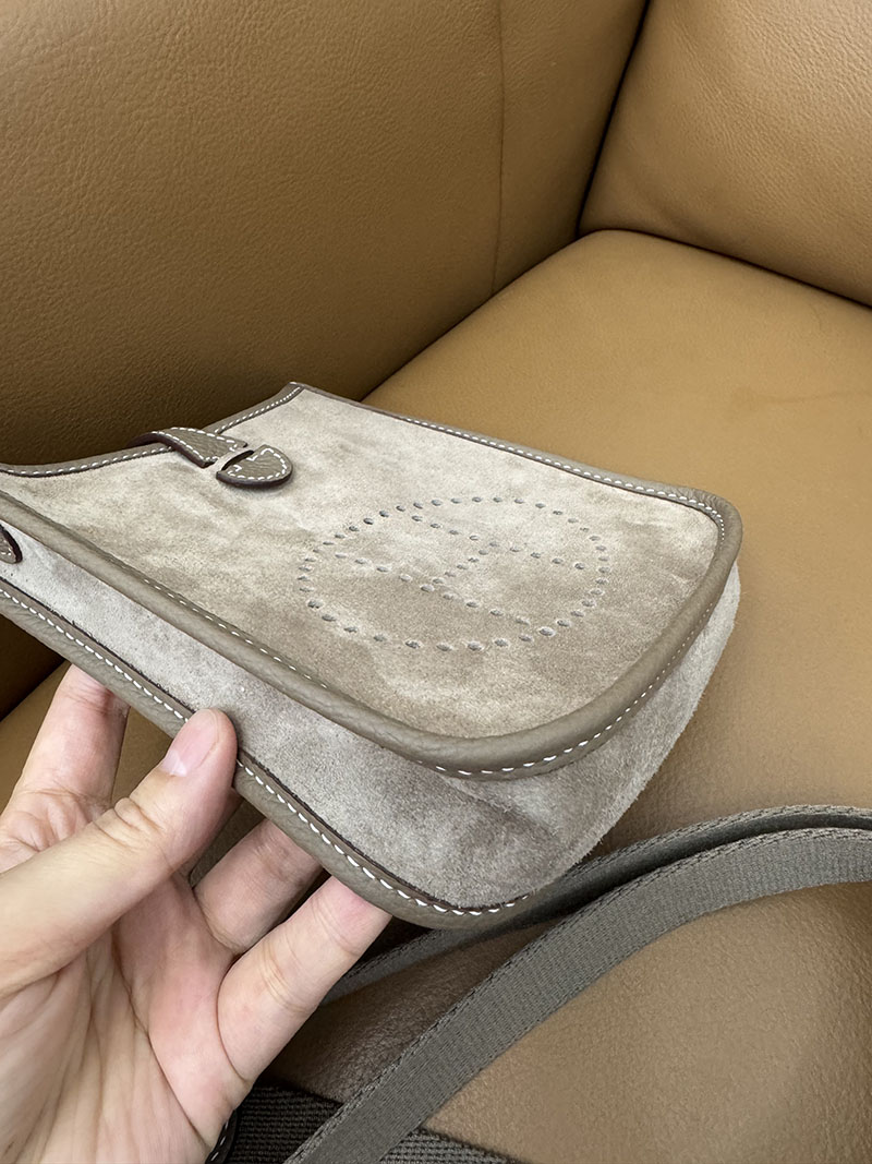 エルメス ミニバッグ レディース HERMES エヴリン 16 TPM エトゥープ ヴォー・グリズリー シルバー金具 2627624 エルメス 海外通販 - 画像 (5)