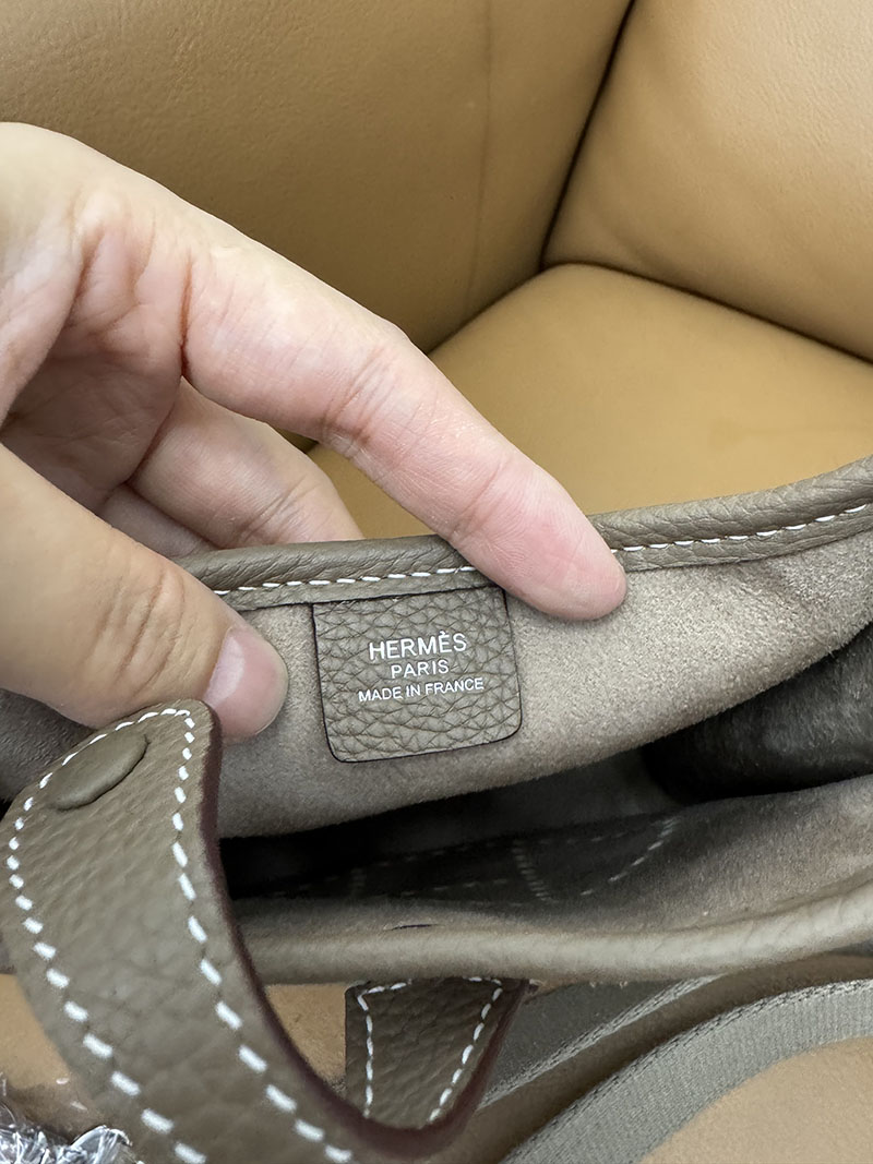 エルメス ミニバッグ レディース HERMES エヴリン 16 TPM エトゥープ ヴォー・グリズリー シルバー金具 2627624 エルメス 海外通販 - 画像 (2)