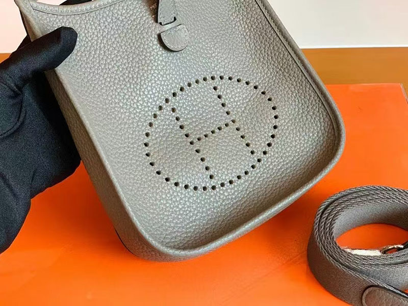エルメス エヴリン ミニ HERMES エヴリン TPM エタン トリヨンクレマンス シルバー金具 2627758 エルメス 新作バッグ - 画像 (2)