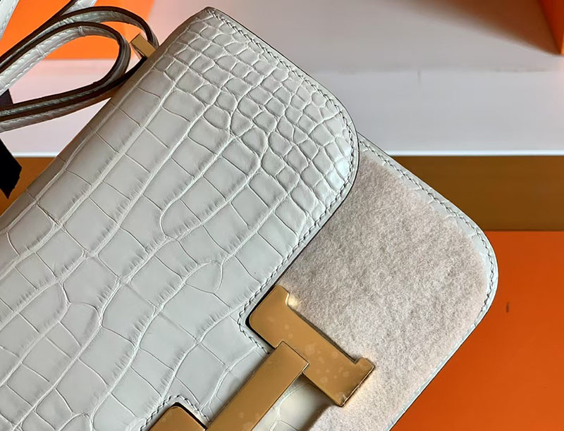 コンスタンス ミニ クロコ HERMES コンスタンス3 ミニ ベトン クロコダイル ゴールド金具 2627763 エルメス 新作バッグ - 画像 (2)
