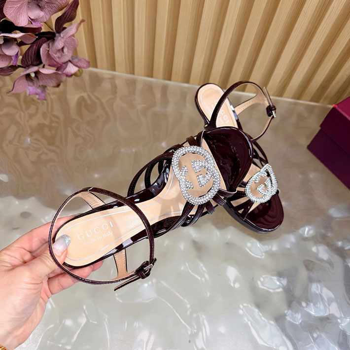 ヒール サンダル 歩きやすい ブランド