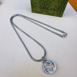 Tシャツに合うネックレス カジュアル