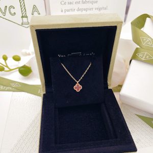 ヴァンクリーフ ネックレス 赤