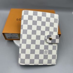 ルイヴィトン 手帳 サイズ