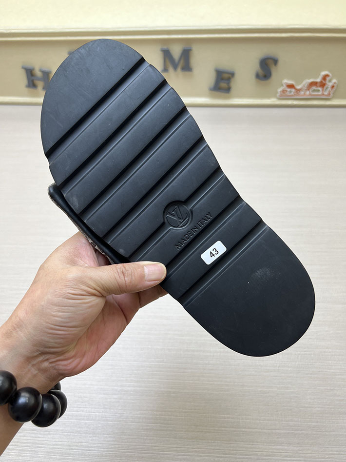 メンズ・レディース兼用 ルイヴィトン サンダル Louis Vuitton x TM プールピロー ミュール 2629017 ルイヴィトン 靴 黒 - 画像 (4)