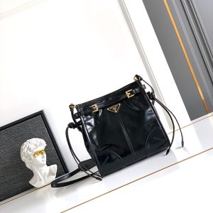 プラダ バッグ人気ランキング