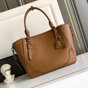 プラダ ラージ レザー トートバッグ