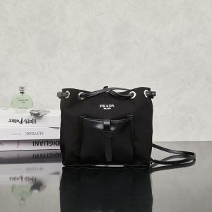 プラダ ショルダーバッグ 人気