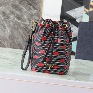 プラダ ポーチ アウトレット 値段