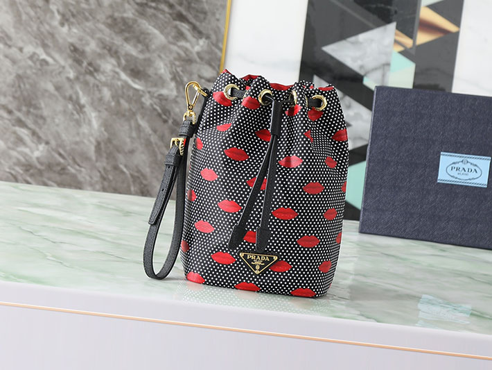 プラダ ポーチ アウトレット 値段