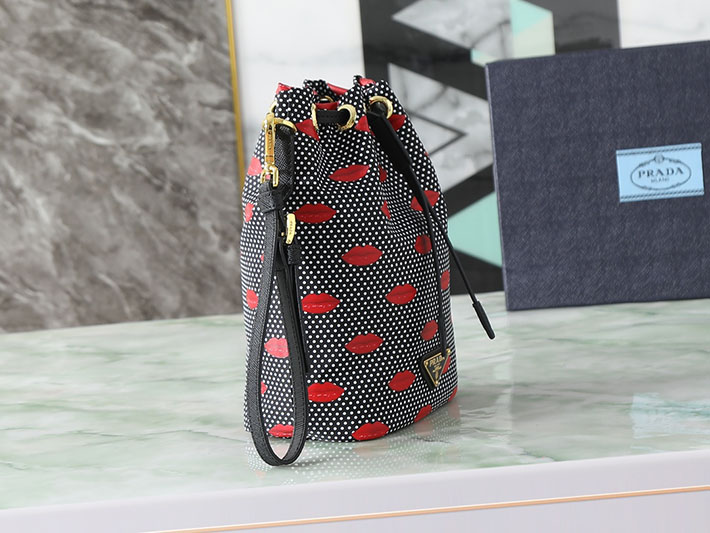 プラダ バッグ レディース PRADA プリントRe-Nylon ポーチ ブラック 1NS369_2HFL_F0002 プラダ ポーチ アウトレット 値段 - 画像 (9)