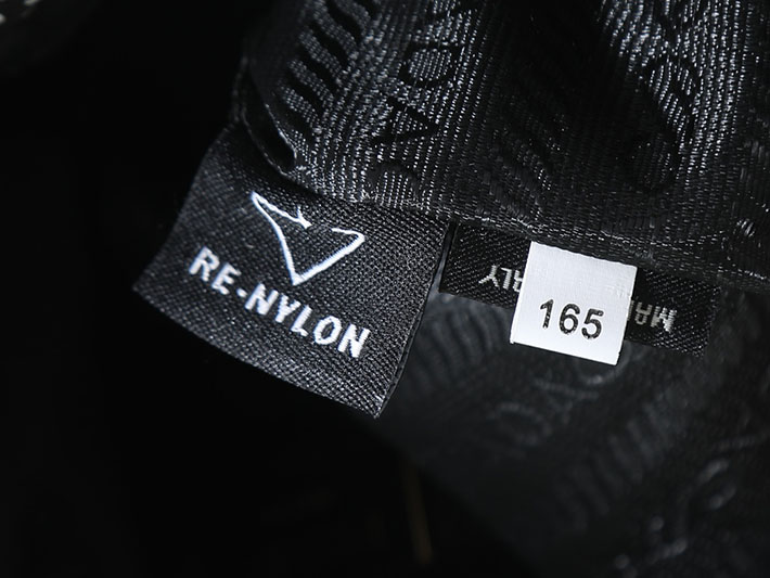 プラダ バッグ レディース PRADA プリントRe-Nylon ポーチ ブラック 1NS369_2HFL_F0002 プラダ ポーチ アウトレット 値段 - 画像 (2)