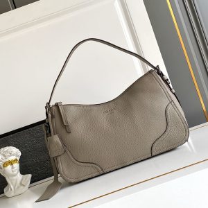 プラダ ショルダーバッグ レザー