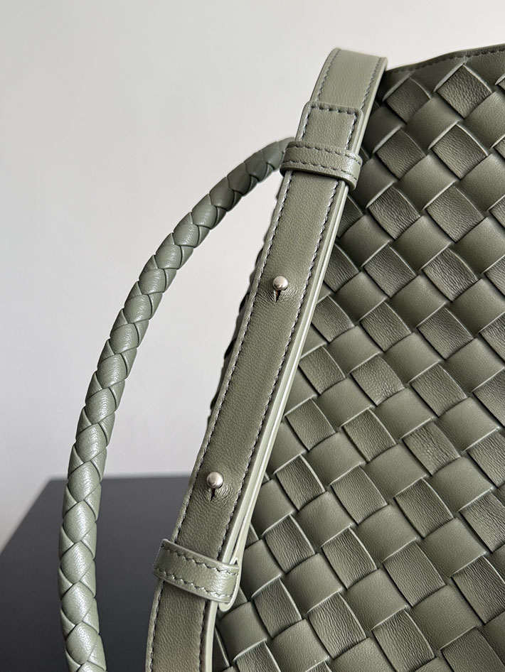 最高級ボッテガスーパーコピー Bottega Veneta Andiamo Bucket Piccola イントレチャート カーフ 2629499 ボッテガ ヴェネタ バッグ アウトレット - 画像 (7)