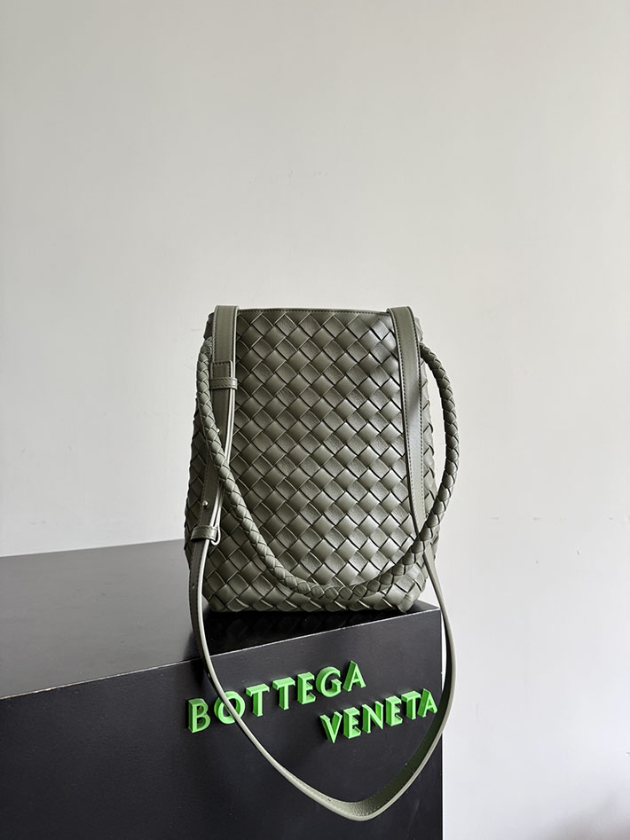 最高級ボッテガスーパーコピー Bottega Veneta Andiamo Bucket Piccola イントレチャート カーフ 2629499 ボッテガ ヴェネタ バッグ アウトレット - 画像 (4)