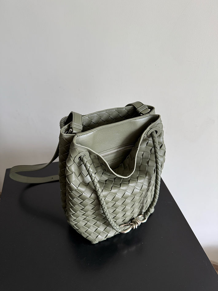 最高級ボッテガスーパーコピー Bottega Veneta Andiamo Bucket Piccola イントレチャート カーフ 2629499 ボッテガ ヴェネタ バッグ アウトレット - 画像 (2)
