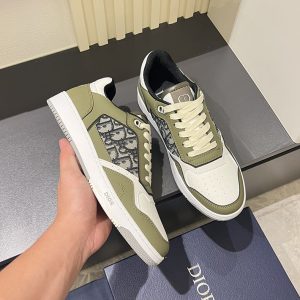 カジュアル スニーカー 人気