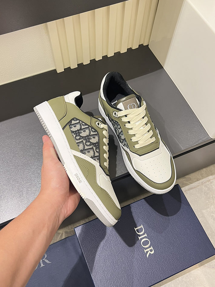 カジュアル スニーカー 人気