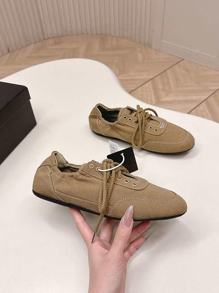 プラダ ローヒール パンプス