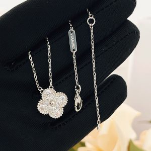 ヴァンクリーフ アルハンブラ 人気色