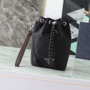プラダ バケットバッグ ナイロン