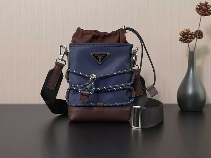 プラダ スマホショルダー 公式