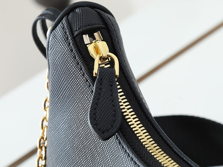 プラダ バッグ レディース PRADA Re-Edition 2005 サフィアーノレザー バッグ ブラック 1BH204_NZV_F0632 プラダ バッグ 人気 ランキング - 画像 (5)