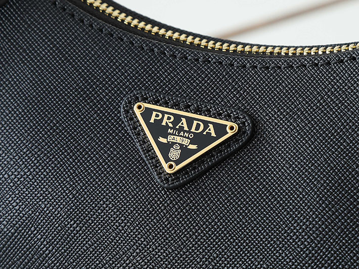 プラダ バッグ レディース PRADA Re-Edition 2005 サフィアーノレザー バッグ ブラック 1BH204_NZV_F0632 プラダ バッグ 人気 ランキング - 画像 (4)