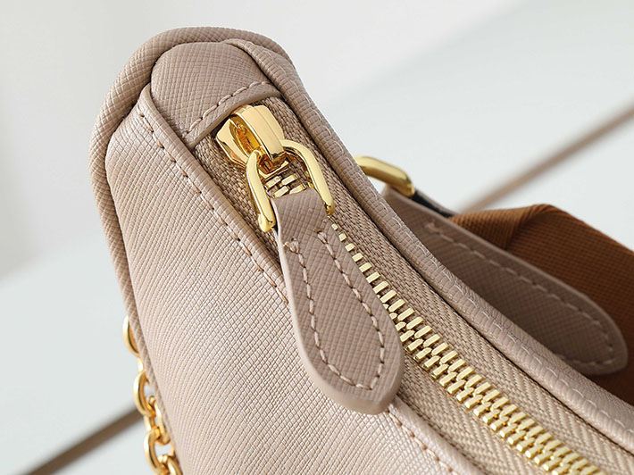 プラダ バッグ レディース PRADA Re-Edition 2005 サフィアーノレザー バッグ カメオベージュ 1BH204_NZV_F0MUH プラダ バッグ アウトレット - 画像 (4)