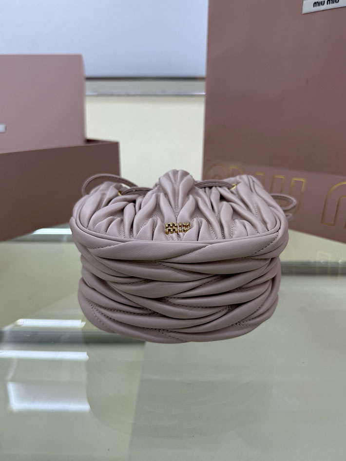 最高級MiuMiuスーパーコピー ミュウミュウ マトラッセ レザー バケット バッグ ピンクベージュ 5ND022_AFPP_F0236 Miumiu マテラッセ バッグ ピンク - 画像 (8)