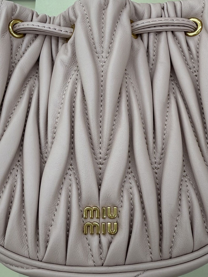 最高級MiuMiuスーパーコピー ミュウミュウ マトラッセ レザー バケット バッグ ピンクベージュ 5ND022_AFPP_F0236 Miumiu マテラッセ バッグ ピンク - 画像 (6)