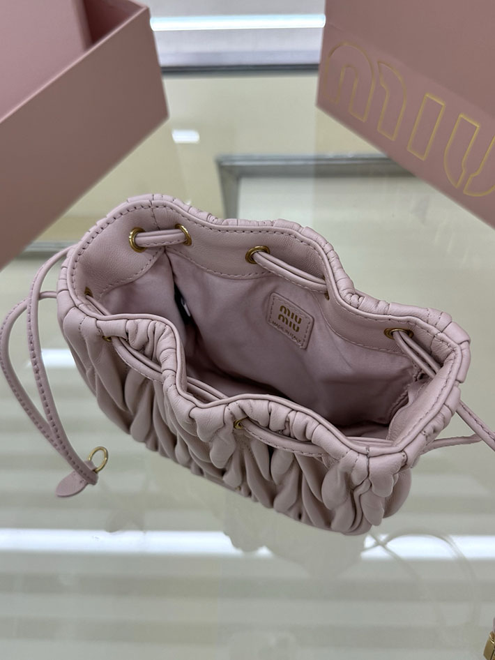 最高級MiuMiuスーパーコピー ミュウミュウ マトラッセ レザー バケット バッグ ピンクベージュ 5ND022_AFPP_F0236 Miumiu マテラッセ バッグ ピンク - 画像 (5)