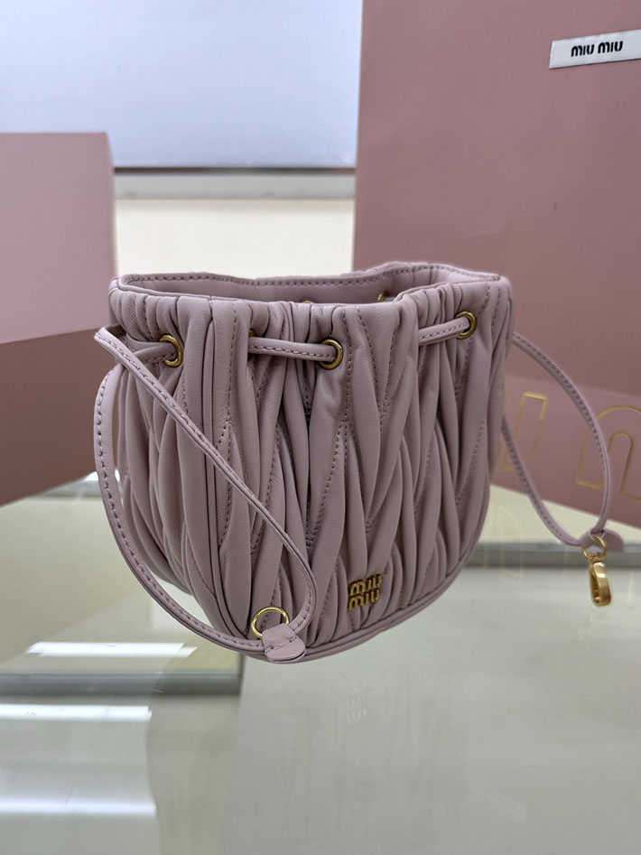 最高級MiuMiuスーパーコピー ミュウミュウ マトラッセ レザー バケット バッグ ピンクベージュ 5ND022_AFPP_F0236 Miumiu マテラッセ バッグ ピンク - 画像 (4)