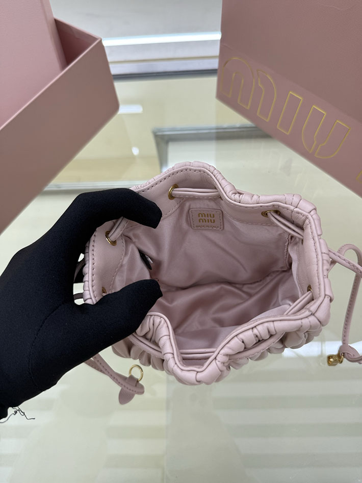 最高級MiuMiuスーパーコピー ミュウミュウ マトラッセ レザー バケット バッグ ピンクベージュ 5ND022_AFPP_F0236 Miumiu マテラッセ バッグ ピンク - 画像 (3)