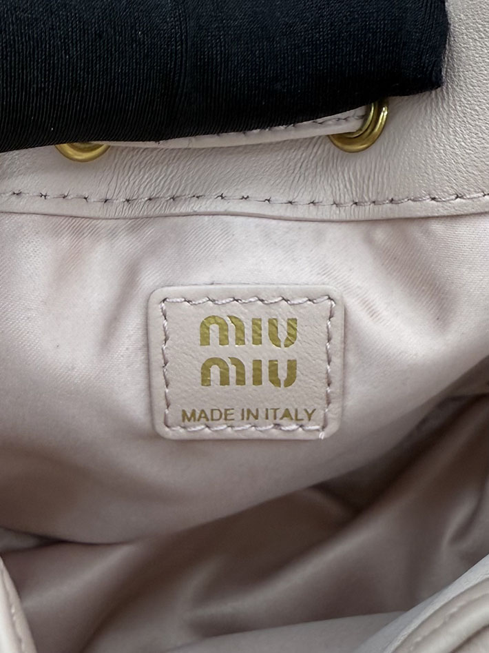 最高級MiuMiuスーパーコピー ミュウミュウ マトラッセ レザー バケット バッグ ピンクベージュ 5ND022_AFPP_F0236 Miumiu マテラッセ バッグ ピンク - 画像 (2)