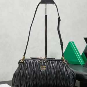 ミュウミュウ 持ってる女