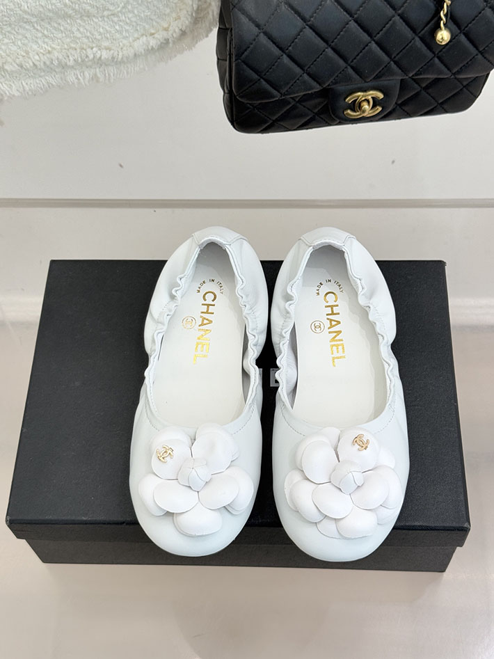 最高級シャネルスーパーコピー CHANEL カメリア パンプス バレエシューズ フラットシューズ ホワイト 2631077 シャネル バレリーナ コーデ - 画像 (8)