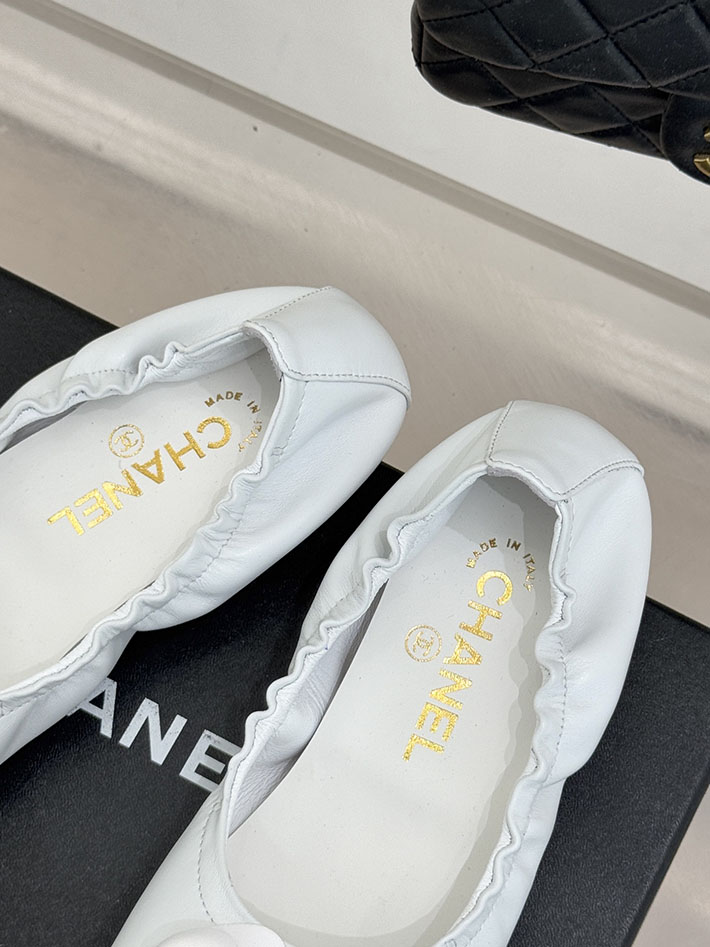 最高級シャネルスーパーコピー CHANEL カメリア パンプス バレエシューズ フラットシューズ ホワイト 2631077 シャネル バレリーナ コーデ - 画像 (4)