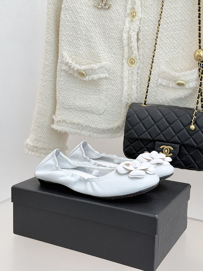 最高級シャネルスーパーコピー CHANEL カメリア パンプス バレエシューズ フラットシューズ ホワイト 2631077 シャネル バレリーナ コーデ - 画像 (2)
